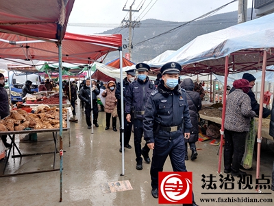 1月14日，枣庄市公安局山亭分局徐庄派出所民辅警顶风冒雪在徐庄集市上开展治安巡逻，为浓浓年味增添了安全感和幸福度。.jpg