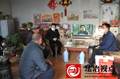 迎春节  送温暖——沂水法院代院长邱金山节前走访慰问困难党员群众