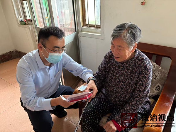 上门为老年客户办理业务(1).jpg