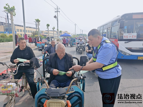 流坡坞镇开展“一盔一带 安全常在”交通安全宣传活动