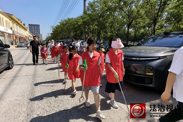 奥体社区开展“小手牵大手，清洁社区齐动手”志愿服务活动