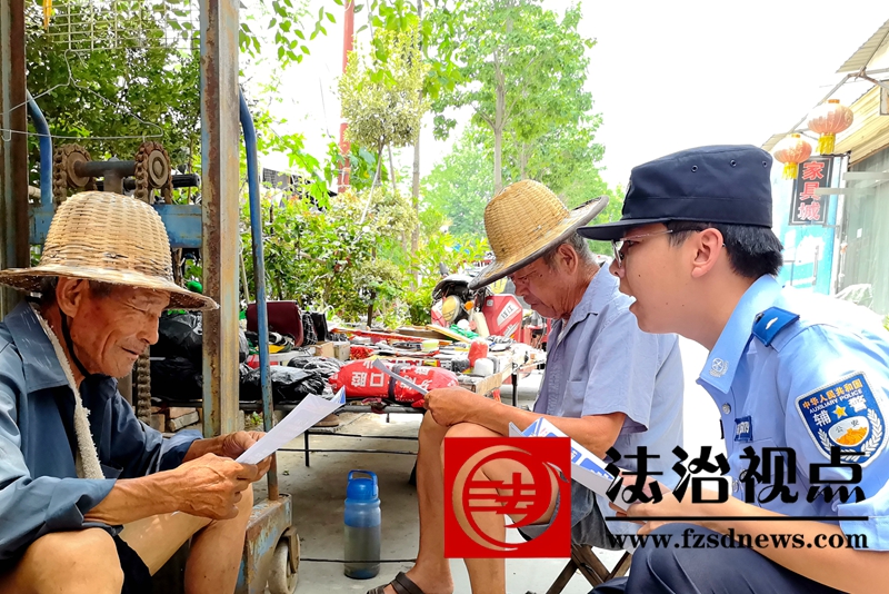 7月10日，枣庄市公安局山亭分局北庄派出所辅警在集市上向赶集的老人宣讲如何防范常见的养老理财诈骗。.jpg
