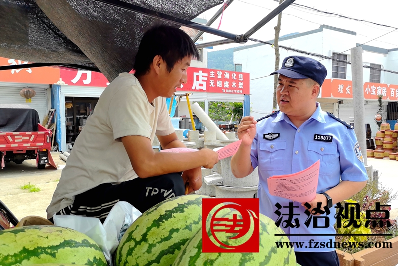 7月10日，枣庄市公安局山亭分局北庄派出所民警在集市上向群众宣讲防范电信网络诈骗常识。.jpg