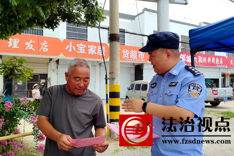 7月10日，枣庄市公安局山亭分局北庄派出所民警“零距离”向群众宣讲防范电信网络诈骗常识。.jpg