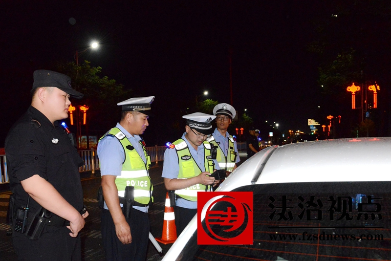 8月7日夜，枣庄市公安局山亭分局交通管理大队联合特警大队开展集中整治酒驾醉驾统一行动，消除安全隐患，为群众平安出行保驾护航。.jpg