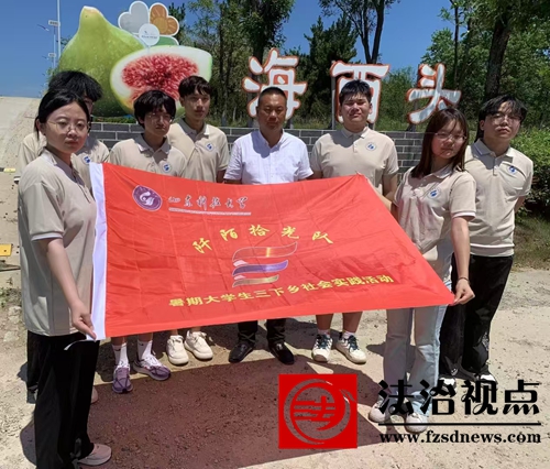 车鲁宁与大学生三下乡实践团成员合影0.jpg