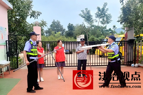 9月8日，枣庄市公安局山亭分局水泉派出所民辅警向校园安保工作人员示范最小作战单元实战动作要领。.jpg