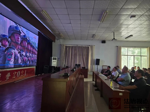阳信二中：观看阅兵盛况，汲取奋进力量
