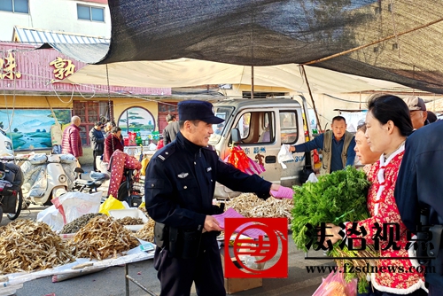 10月29日,枣庄市公安局山亭分局山城派出所民辅警在山亭农贸市场开展法治宣讲活动,切实增强群众“知法、守法、用法”的意识和能力。.jpg