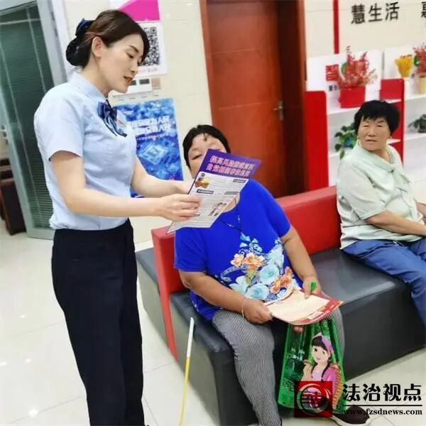 阳信农商银行开展民法典宣传月活动