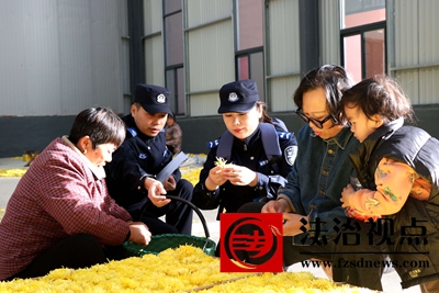 11月27日,枣庄市公安局山亭分局山城派出所辅警深入辖区花茶加工企业向员工宣讲防火、防盗和防范电信网络诈骗等常识,警民携手筑牢冬季安全防线。.jpg