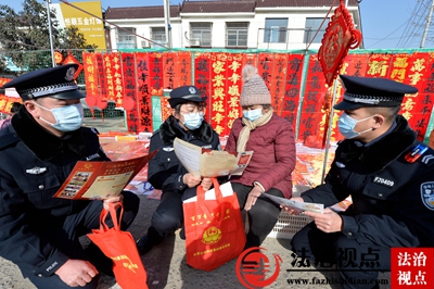 1月18日，枣庄市公安局山亭分局桑村派出所辅警向赶年集的群众宣讲防火、防盗、防诈骗常识。.jpg
