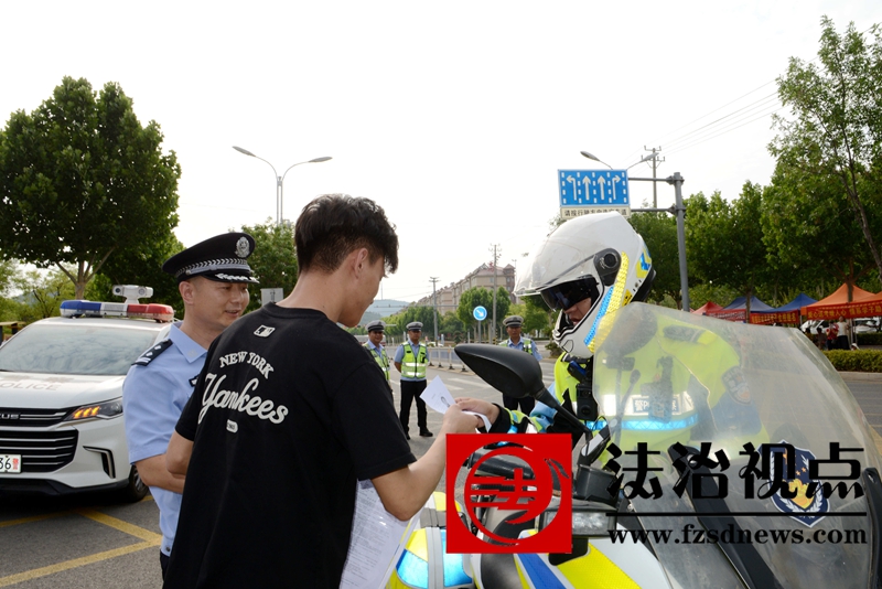 6月7日，枣庄市公安局山亭分局多警种联动，迅速为遗忘居民身份证的高考考生开具临时身份证明，不到两分钟时间交警大队铁骑护考队员就送到考生手中。(1).jpg