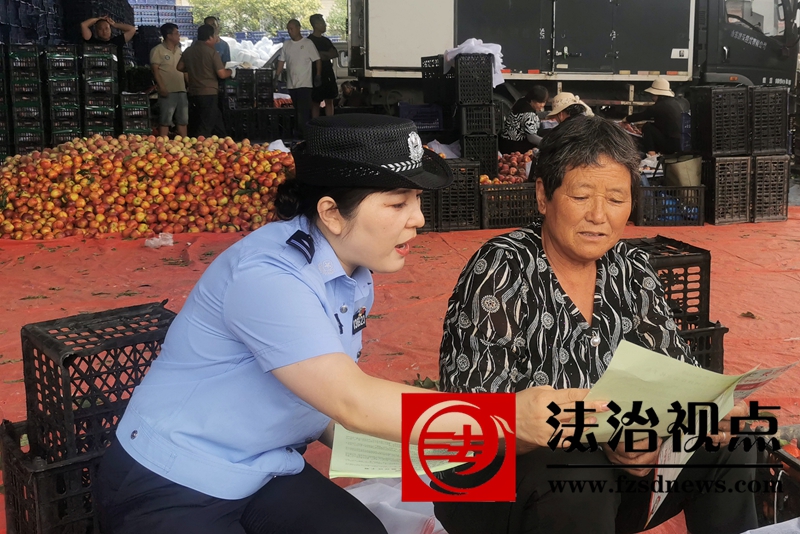 6月13日，枣庄市公安局山亭分局冯卯派出所民警在欧峪果品市场向群众讲解防范电信网络诈骗知识。.jpg