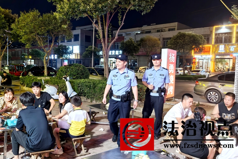 6月23日夜，枣庄市公安局山亭分局山城派出所组织开展夏季治安巡查宣防行动，民警深入辖区大排档、烧烤摊等夜间人流密集场所，向群众宣讲反诈、防盗、防火等安全防范知识，全力营造平安夜市良好氛围。.jpg