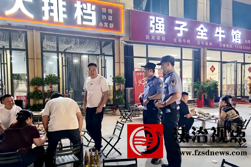 6月23日夜，枣庄市公安局山亭分局山城派出所民警深入辖区大排档，向群众宣讲反诈、防盗、防火等知识。.jpg