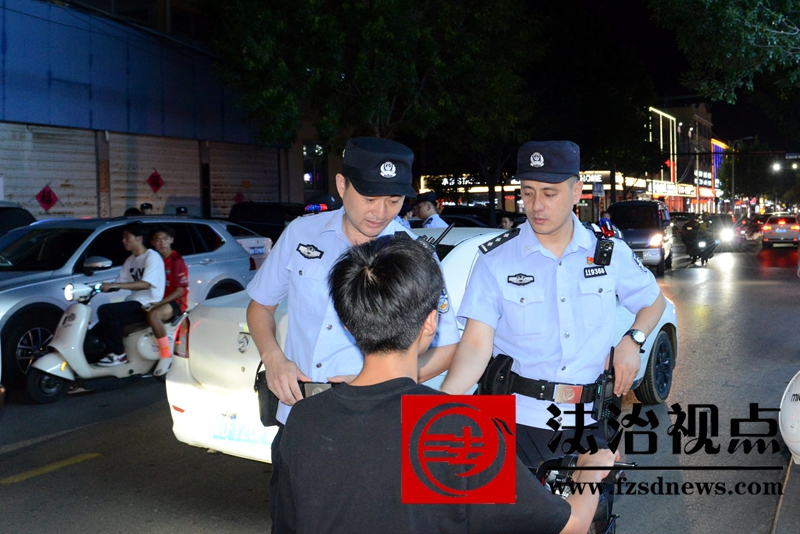 7月21日，枣庄市公安局山亭分局民警走上街头开展夏季治安巡查宣防第二次集中行动，向过往群众宣传夏季安全防范知识。.jpg