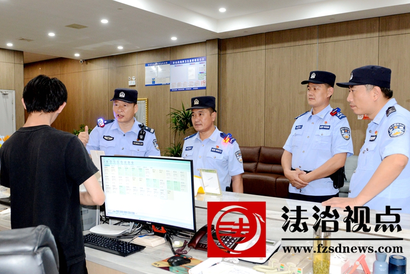 8月11日晚，枣庄市公安局山亭分局组织开展社会面清查集中行动，民辅警深入辖区酒店排查安全隐患。.jpg