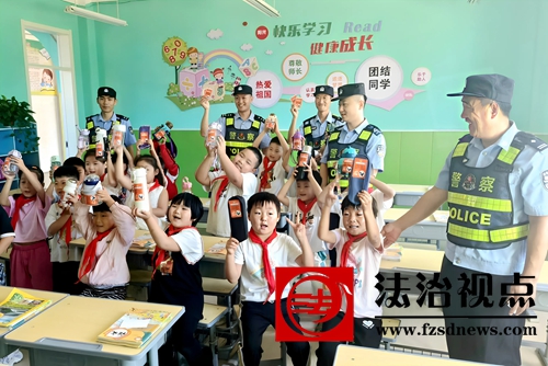 9月1日，枣庄市公安局山亭分局冯卯派出所民辅警深入辖区校园开展护校安园主题活动，为学生们上好防范电信网络诈骗“开学第一课”。.jpg